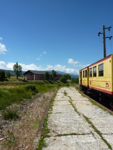 Train jaune en gare de Sainte-Léocadie