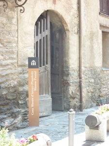 Accès à la Casa Museu d’Areny-Pandolit depuis la Carrer Major d’Ordino